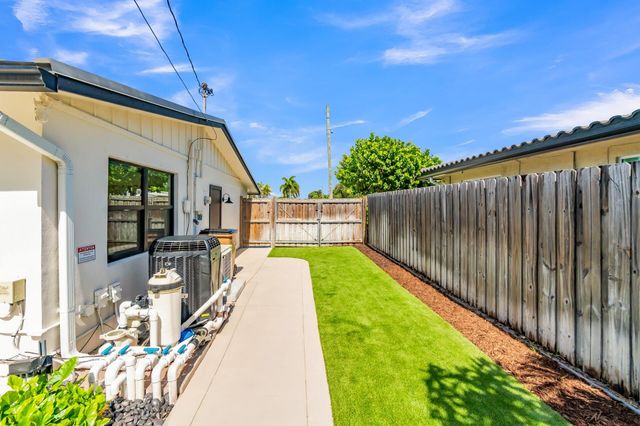 300 SE 8th Avenue, Deerfield Beach, FL 33441
