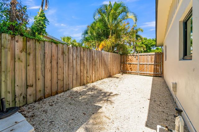 300 SE 8th Avenue, Deerfield Beach, FL 33441