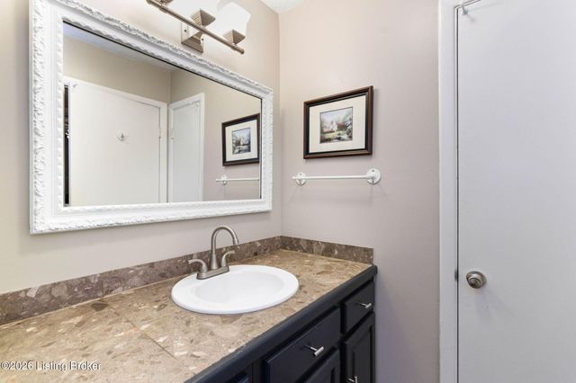 1935 Gardiner Ln j136, Louisville, KY 40205