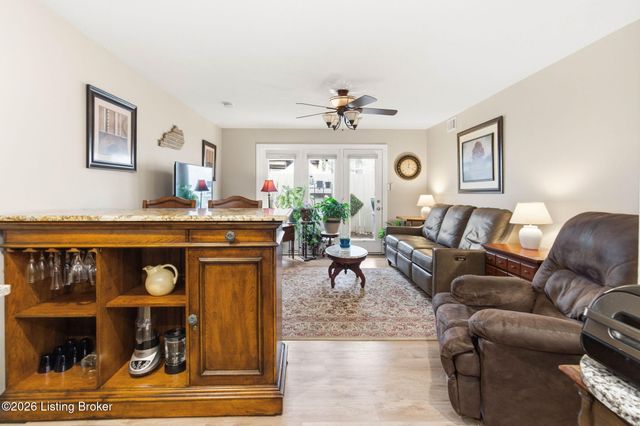 1935 Gardiner Ln j136, Louisville, KY 40205