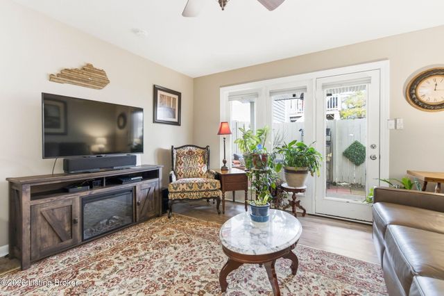 1935 Gardiner Ln j136, Louisville, KY 40205