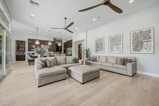 9237 W PARKSIDE Lane, Peoria, AZ 85383