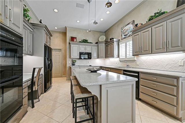 4989 W 150th Place, Leawood, KS 66224