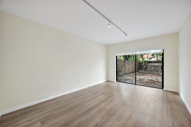 19986 NE 5th Court 4d, Miami, FL 33179