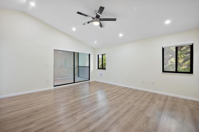 19986 NE 5th Court 4d, Miami, FL 33179