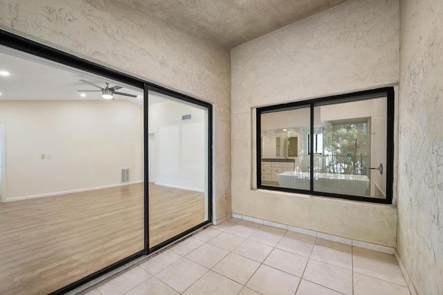 19986 NE 5th Court 4d, Miami, FL 33179