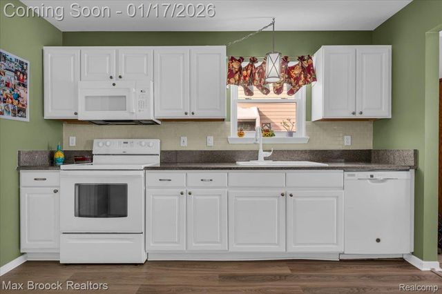 2115 Oakbrook Boulevard, Commerce Charter Township, MI 48390