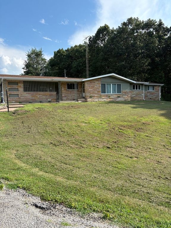 Image 1 of property listing at 19413 E Illinois Highway 15 Highway, Mt Vernon, IL 62864