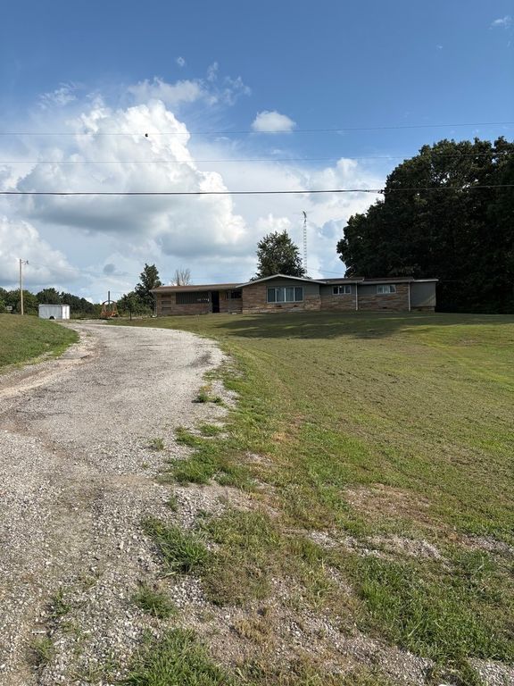Image 2 of property listing at 19413 E Illinois Highway 15 Highway, Mt Vernon, IL 62864