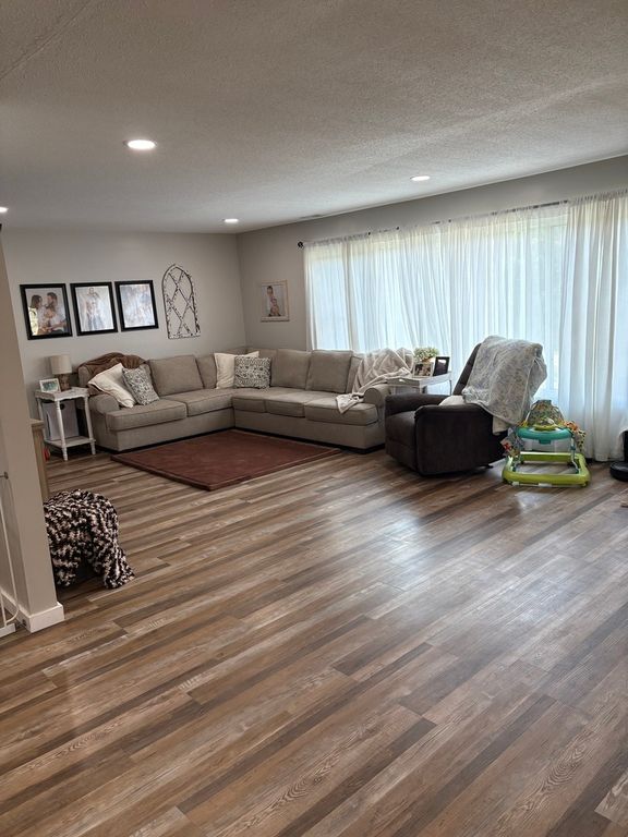 Image 15 of property listing at 19413 E Illinois Highway 15 Highway, Mt Vernon, IL 62864