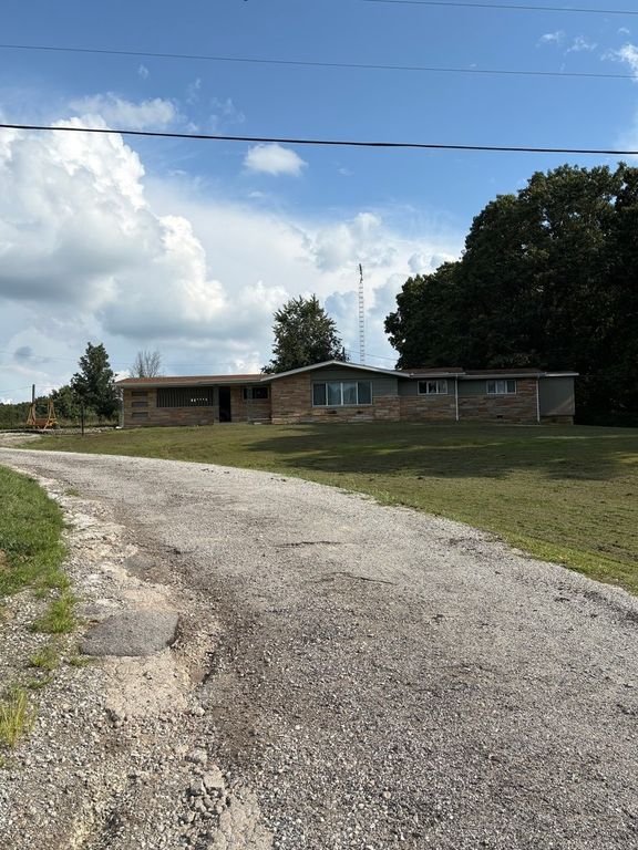 Image 3 of property listing at 19413 E Illinois Highway 15 Highway, Mt Vernon, IL 62864