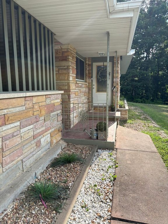 Image 4 of property listing at 19413 E Illinois Highway 15 Highway, Mt Vernon, IL 62864