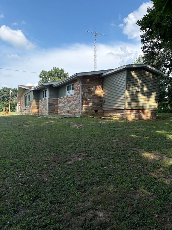 Image 41 of property listing at 19413 E Illinois Highway 15 Highway, Mt Vernon, IL 62864