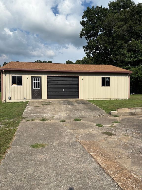 Image 43 of property listing at 19413 E Illinois Highway 15 Highway, Mt Vernon, IL 62864