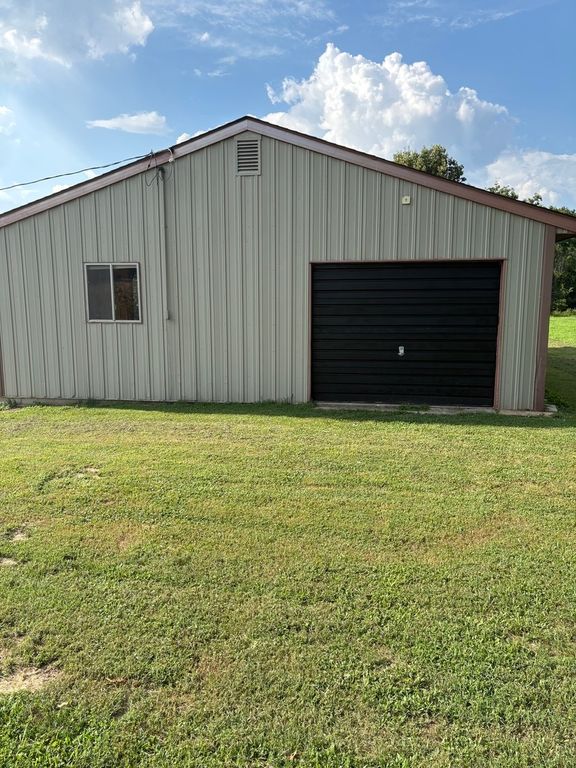 Image 44 of property listing at 19413 E Illinois Highway 15 Highway, Mt Vernon, IL 62864