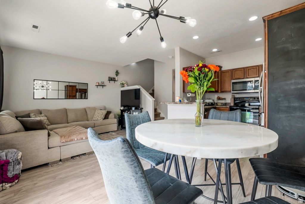 Image 3 of property listing at 60 E CALBOURNE LN. ##3, Sandy, UT 84070