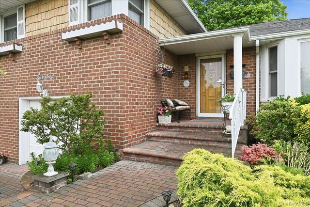 17 Avon Road, Farmingdale, NY 11735
