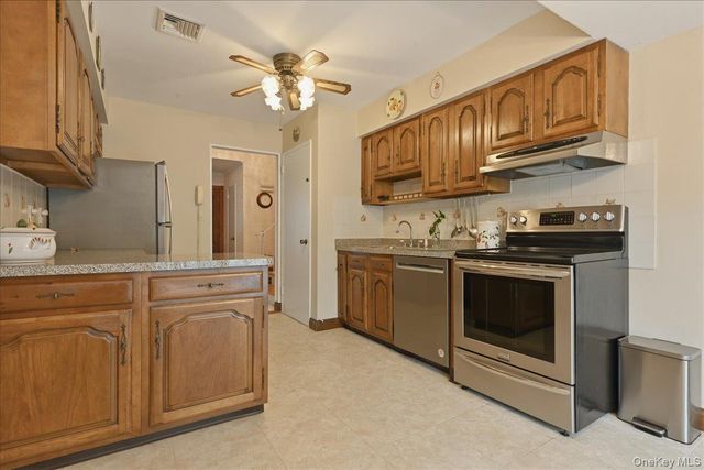 17 Avon Road, Farmingdale, NY 11735