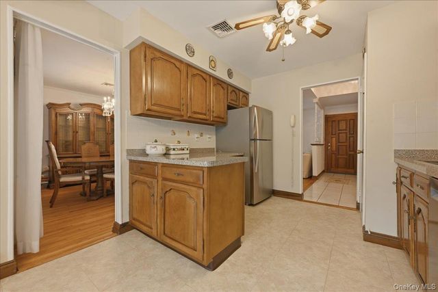 17 Avon Road, Farmingdale, NY 11735