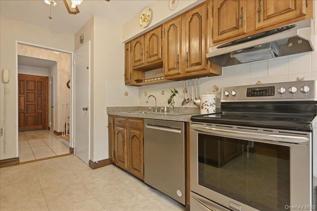 17 Avon Road, Farmingdale, NY 11735