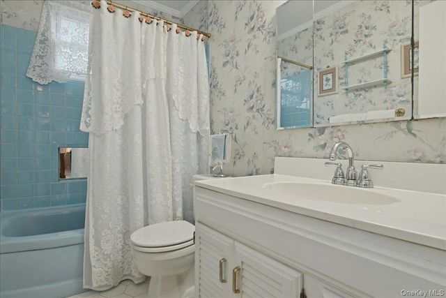17 Avon Road, Farmingdale, NY 11735