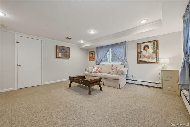 17 Avon Road, Farmingdale, NY 11735