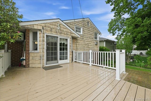 17 Avon Road, Farmingdale, NY 11735