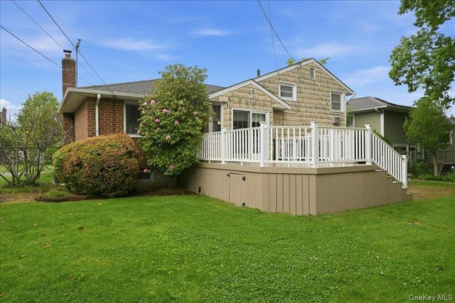 17 Avon Road, Farmingdale, NY 11735