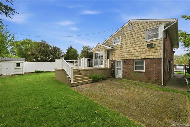 17 Avon Road, Farmingdale, NY 11735