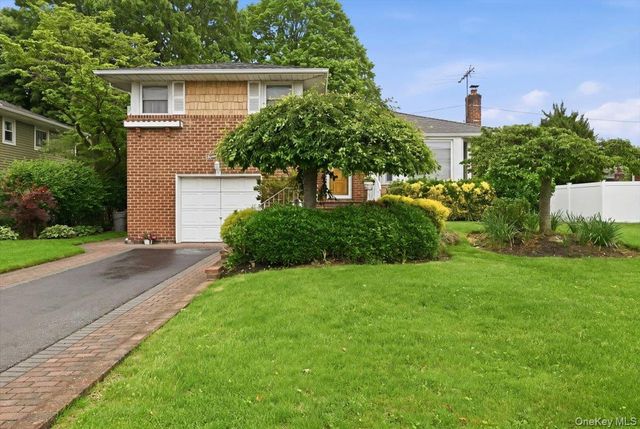 17 Avon Road, Farmingdale, NY 11735