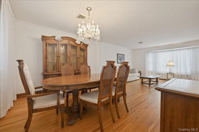 17 Avon Road, Farmingdale, NY 11735