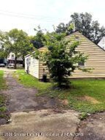 906 West Street, Lansing, MI 48915