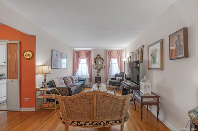 83-35 139 Street 5M, Briarwood, NY 11435