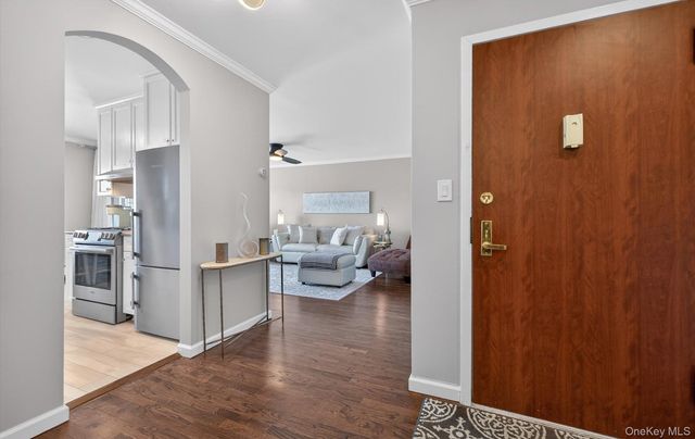 1 Toms Point Lane 17G, Port Washington, NY 11050