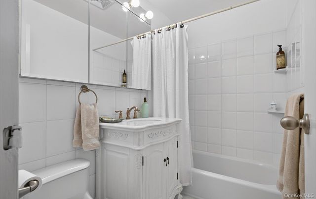 1 Toms Point Lane 17G, Port Washington, NY 11050