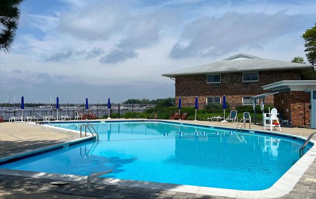 1 Toms Point Lane 17G, Port Washington, NY 11050