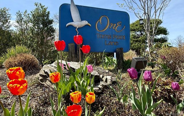 1 Toms Point Lane 17G, Port Washington, NY 11050