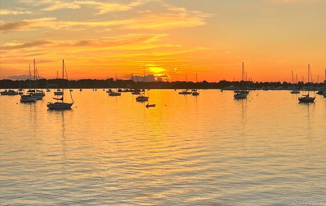 1 Toms Point Lane 17G, Port Washington, NY 11050