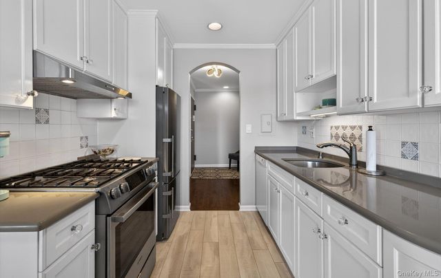 1 Toms Point Lane 17G, Port Washington, NY 11050