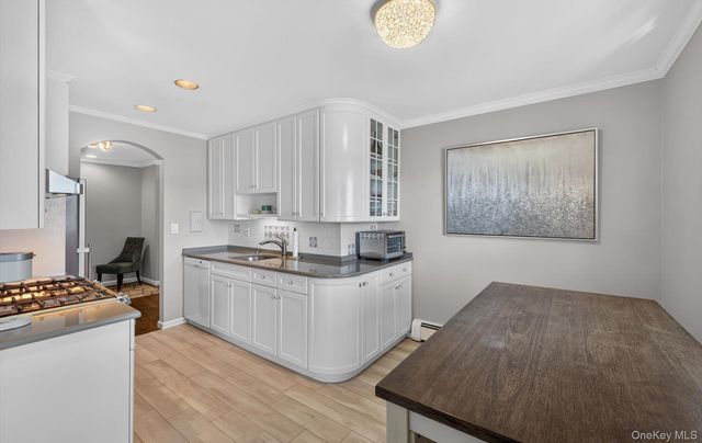 1 Toms Point Lane 17G, Port Washington, NY 11050