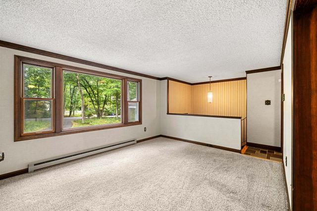 12 Woodcrest Drive, Hudson, NH 03051