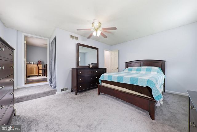 16 E LAKEVIEW DR, Littlestown, PA 17340