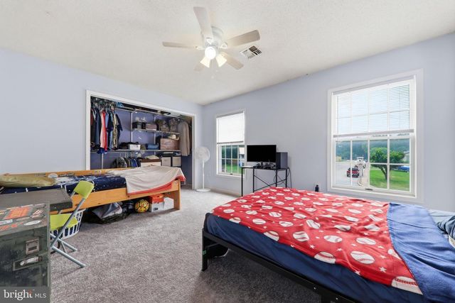 16 E LAKEVIEW DR, Littlestown, PA 17340