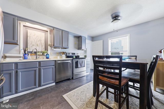 16 E LAKEVIEW DR, Littlestown, PA 17340