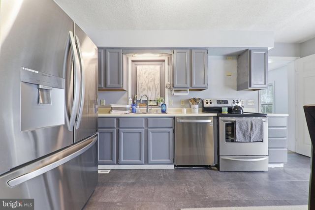 16 E LAKEVIEW DR, Littlestown, PA 17340