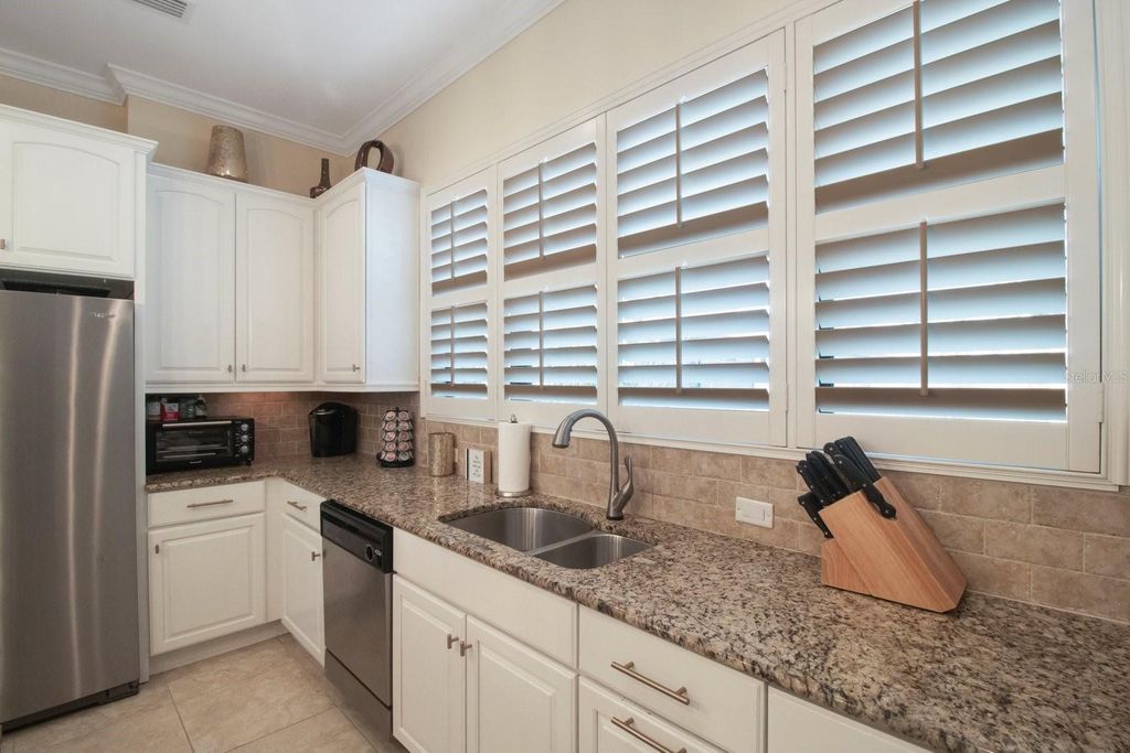 Image 11 of property listing at 4884 YACHT CLUB DRIVE, Tampa, FL 33616