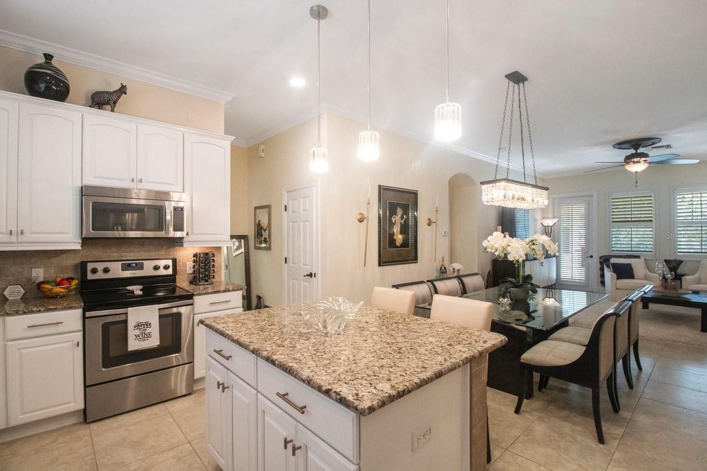 Image 13 of property listing at 4884 YACHT CLUB DRIVE, Tampa, FL 33616