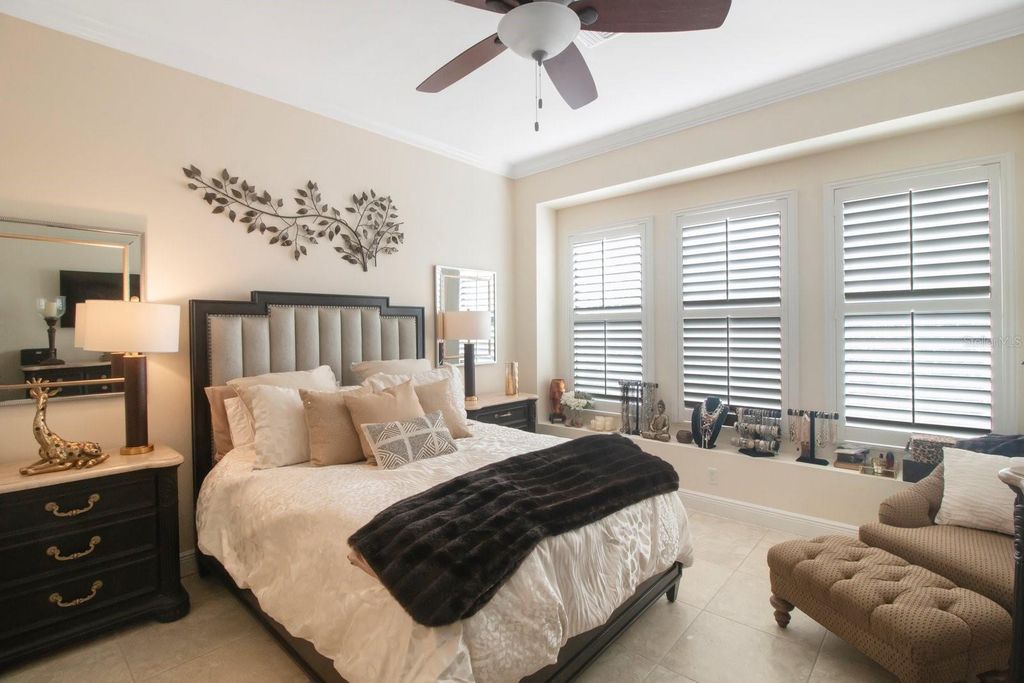 Image 15 of property listing at 4884 YACHT CLUB DRIVE, Tampa, FL 33616