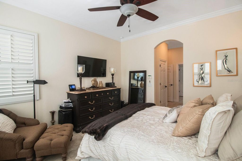 Image 16 of property listing at 4884 YACHT CLUB DRIVE, Tampa, FL 33616
