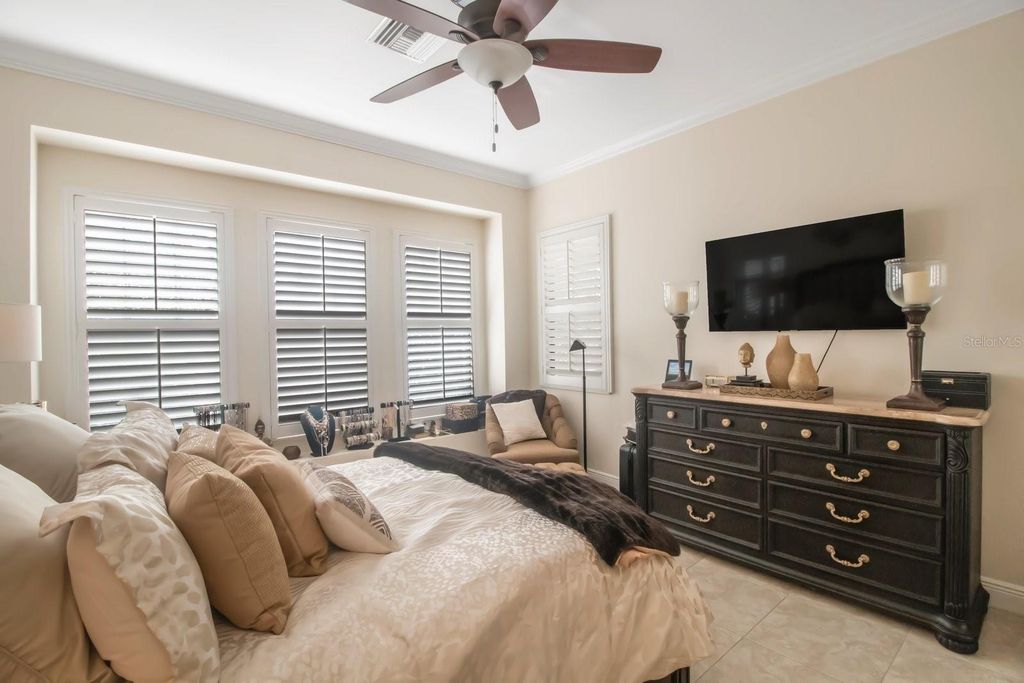 Image 17 of property listing at 4884 YACHT CLUB DRIVE, Tampa, FL 33616